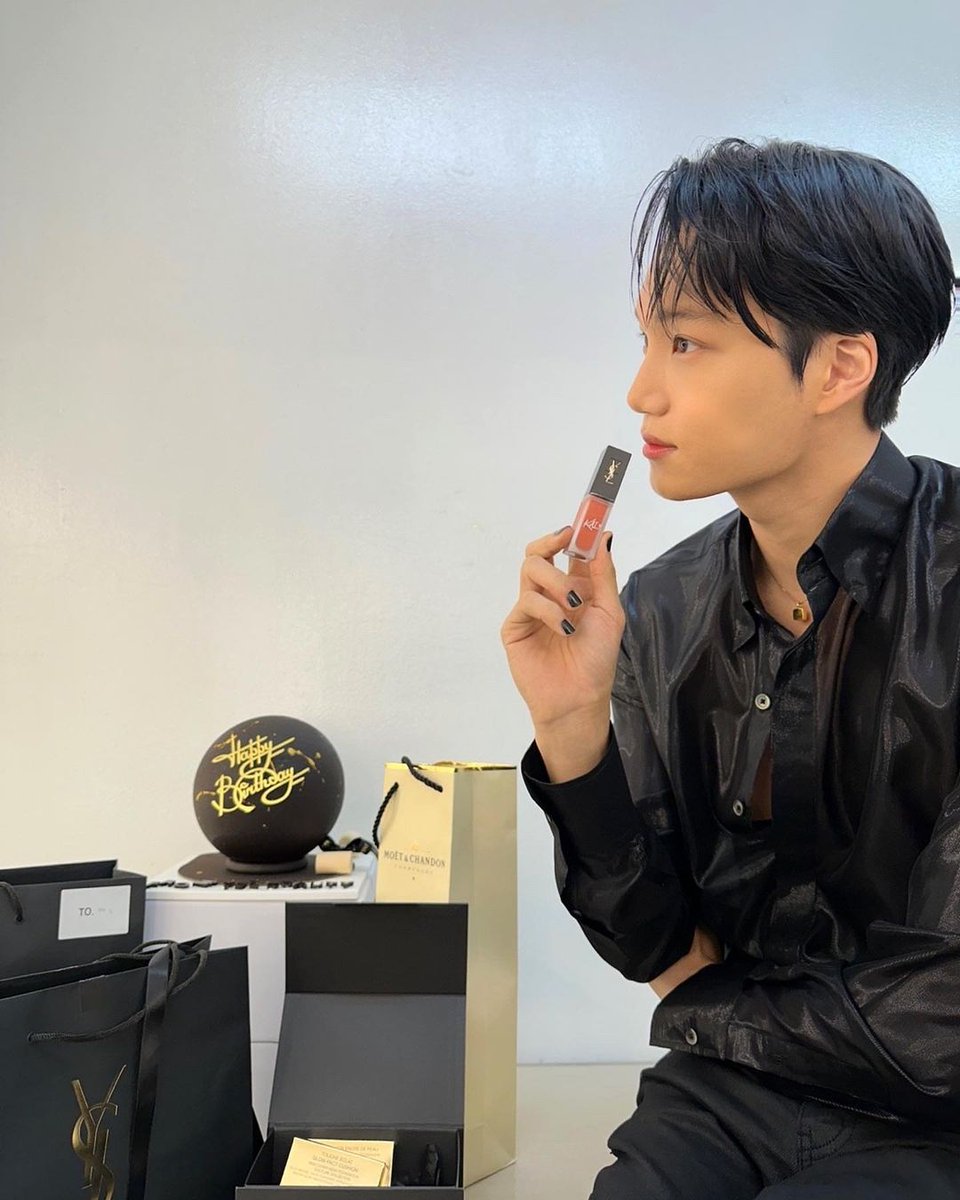 StationKAI's tweet photo. zkdlin (KAI) IG Update

" @yslbeauty
#입생로랑뷰티 #입생로랑벨벳틴트 #따뚜아쥬꾸뛰르"

🔗: https://t.co/imkuhJemwV

#KAI #카이 https://t.co/zH2bMh9s5V