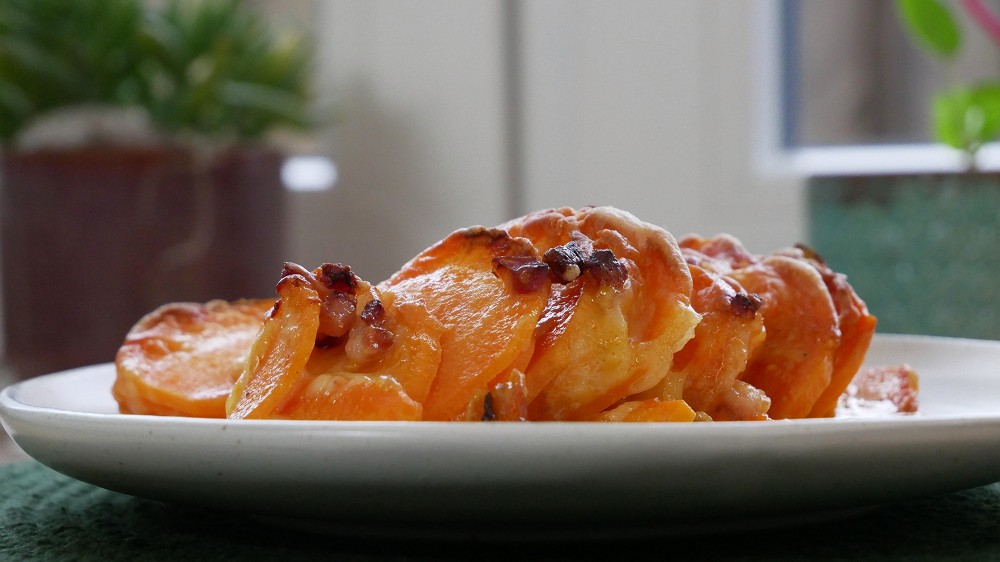Süßkartoffel Gratin mit Speck ichkocheheute.de/2023/01/27/sue… #Süßkartoffel #SweetPotato #Speck #Bacon #Kochen #Cooking #Rezept #Recipe #Lecker #Delicious #AusDemBackofen #OvenBaked