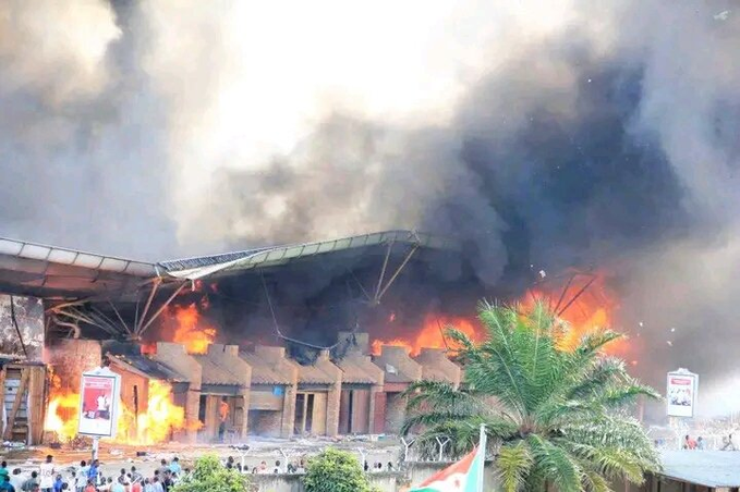 Ikiriho's tweet photo. 🔥#Burundi Le 27/1/2013, il y a 10 ans: un incendie apocalyptique ravagea le Marché Central de #Bujumbura. Que longues &amp; ardentes étaient les langues de feu! Au-dessus de la place, au cœur de la ville, un large champignon de fumée étiré en hauteur noircissait le ciel azur du jour https://t.co/LAwZBTDMoV