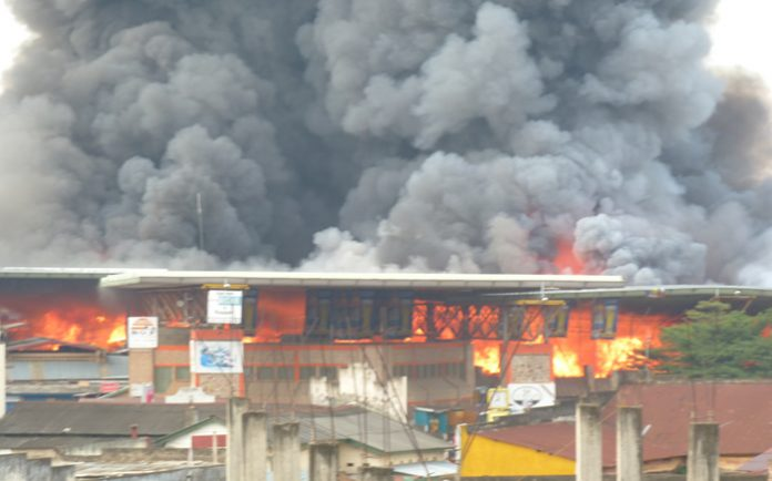 Ikiriho's tweet photo. 🔥#Burundi Le 27/1/2013, il y a 10 ans: un incendie apocalyptique ravagea le Marché Central de #Bujumbura. Que longues &amp; ardentes étaient les langues de feu! Au-dessus de la place, au cœur de la ville, un large champignon de fumée étiré en hauteur noircissait le ciel azur du jour https://t.co/LAwZBTDMoV