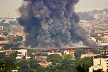 Ikiriho's tweet photo. 🔥#Burundi Le 27/1/2013, il y a 10 ans: un incendie apocalyptique ravagea le Marché Central de #Bujumbura. Que longues &amp; ardentes étaient les langues de feu! Au-dessus de la place, au cœur de la ville, un large champignon de fumée étiré en hauteur noircissait le ciel azur du jour https://t.co/LAwZBTDMoV