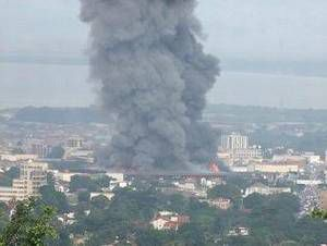 Ikiriho's tweet photo. 🔥#Burundi Le 27/1/2013, il y a 10 ans: un incendie apocalyptique ravagea le Marché Central de #Bujumbura. Que longues &amp; ardentes étaient les langues de feu! Au-dessus de la place, au cœur de la ville, un large champignon de fumée étiré en hauteur noircissait le ciel azur du jour https://t.co/LAwZBTDMoV