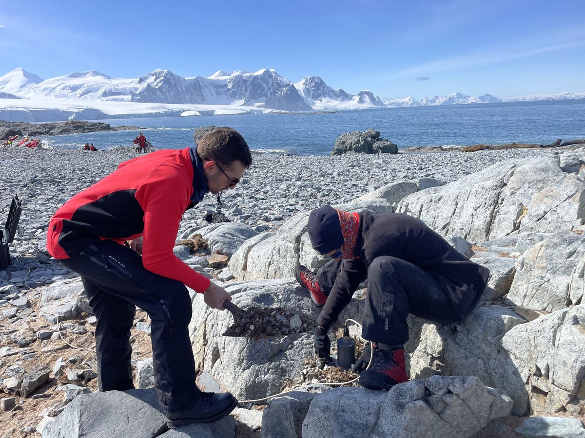 GoletaUgr's tweet photo. The expedition to the Antarctic Circle on the #BIOHespérides allowed us to install a LMT site in Avian Island, with the help of @Armada_esp. https://t.co/C8uyIDqqK3
