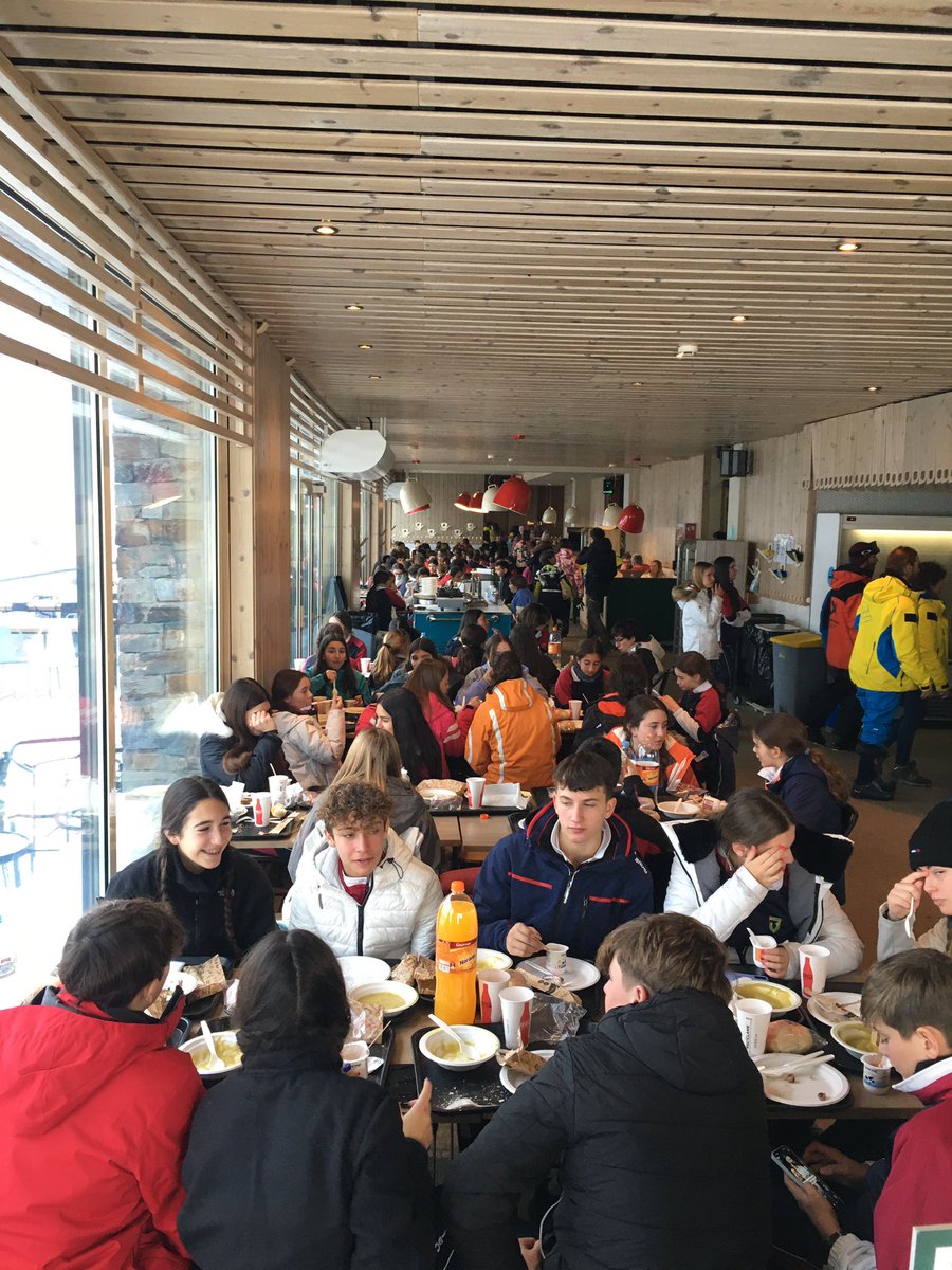 EFELVALLE's tweet photo. #skiLTB23 Última comida en pistas por este año. Saliendo para Madrid. Os iremos informando @ColegiosElValle @ElValle_III @entrestaciones https://t.co/Mua51foDg2
