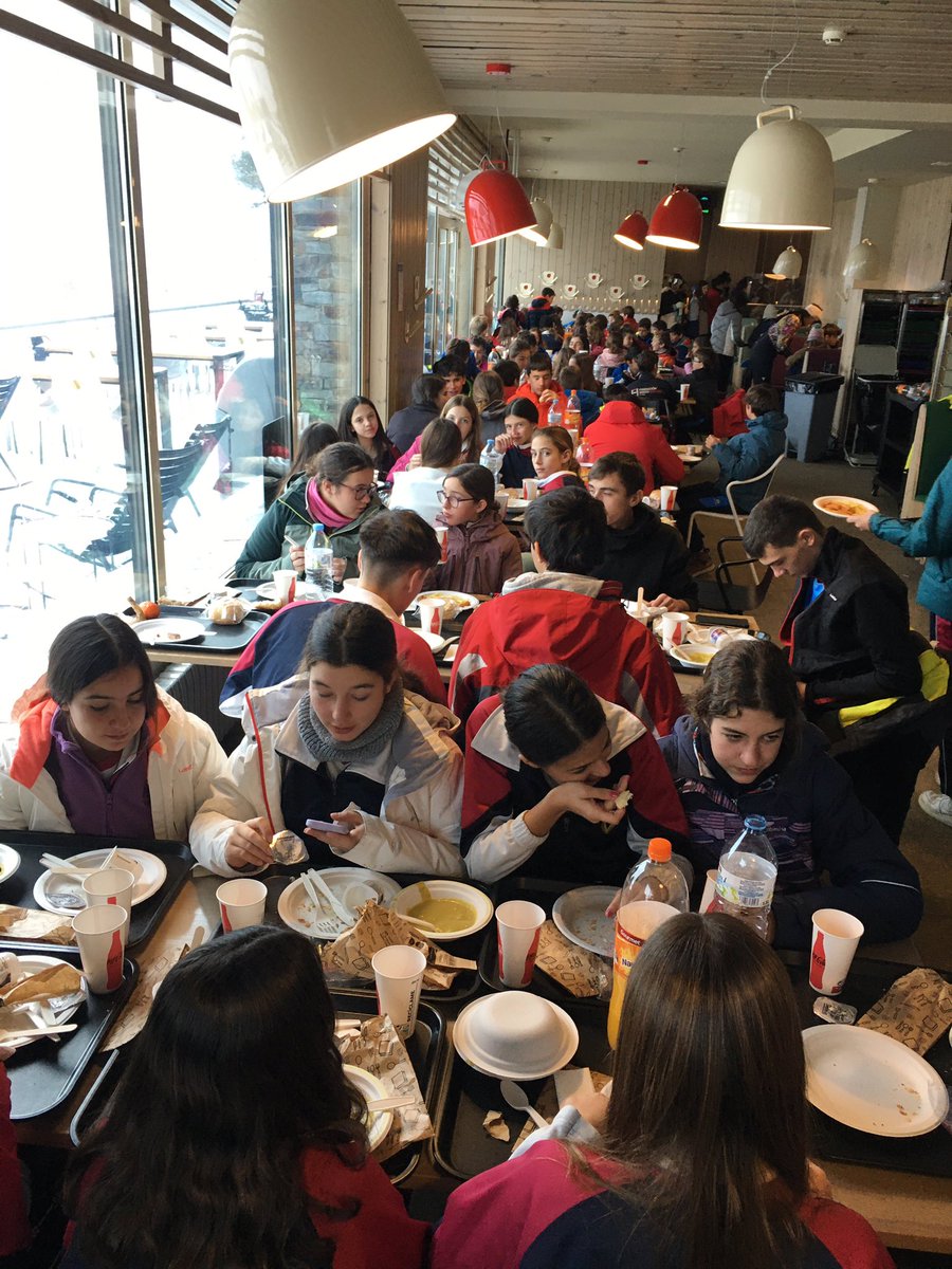 EFELVALLE's tweet photo. #skiLTB23 Última comida en pistas por este año. Saliendo para Madrid. Os iremos informando @ColegiosElValle @ElValle_III @entrestaciones https://t.co/Mua51foDg2