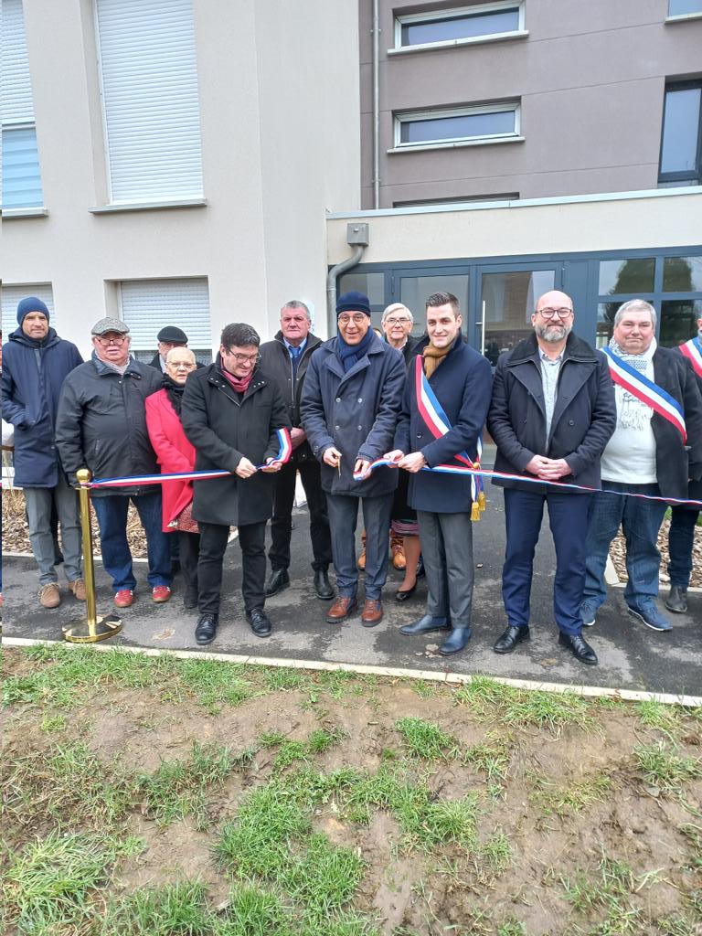maisonsetcites's tweet image. Nous inaugurons aujourd'hui un programme de 75 #logements à #BillyBerclau sur le territoire de @BethuneBruay, avec @Territoires62 : des logements individuels et collectifs, de différentes typologies, favorisant la #mixité sociale et générationnelle @Prefet62 @BanqueDesTerr