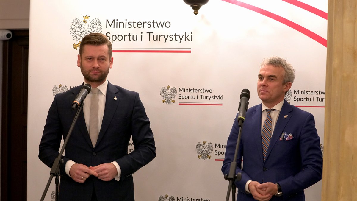 SPORT_GOV_PL's tweet photo. Minister @KamilBortniczuk: Przed nami 31. Finał #WOŚP. Dobro, jakie niesie ta akcja, ma wymiar materialny, ale przede wszystkim wymiar społeczny. To forma mobilizacji młodych ludzi do angażowania się w sposób bezinteresowny w pomoc innym. Należy to szanować i wspierać. https://t.co/w5KVv9aIhk