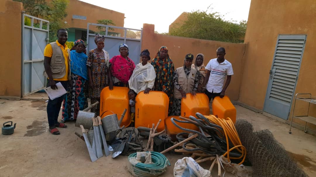 meier_matias's tweet photo. L’équipe @RESCUEorg au #Mali 🇲🇱 a offert des équipements de jardinage à 3 associations de femmes dans le cadre de l'appui aux initiatives féminines pour la réduction des risques de violences basées sur le genre dans à #Tenenkou, région de #Mopti, grâce au soutien de @eu_echo 🇪🇺. https://t.co/xQHMZbPLOU