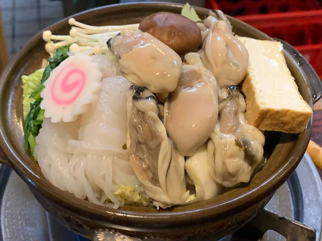 今夜は足立区南千住「丸千葉」からの新宿区神楽坂「スヨリト」の不可思議なハシゴ。ウワサのスヨリトめっちゃいい！ひとりで立ち飲みもいいけど、大人数で羊の頭とか食らいつきたい〜 instagr.am/p/Cn6vcTBP7z9/