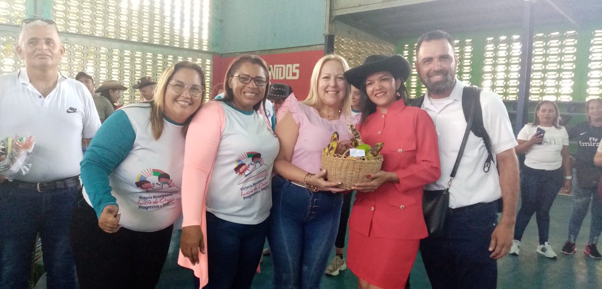 Zonaeducamazon1's tweet photo. #Indetenibles
#26enero
Encuentro de la voz Magísterial Amazonas 2023, entrega de reconocimientos con la Directora nacional de evaluación y control académico, @NicolasMaduro @Marycarmenparr
@_LaAvanzadora
@MPPEDUCACION
@MiguelR @aamartinez03
@GobAmazonas https://t.co/8aZ5ZGfZm9