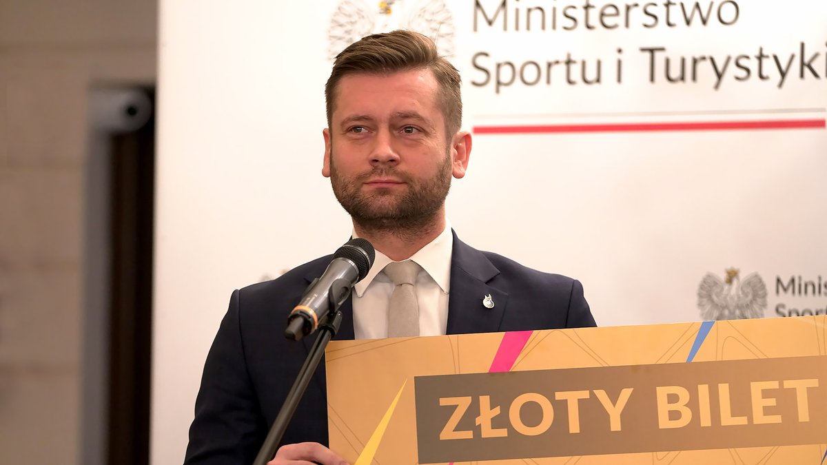 SPORT_GOV_PL's tweet photo. Minister @KamilBortniczuk: Zdecydowaliśmy również, że wszystkie osoby angażujące się w pomoc #WOŚP, będą przez nas traktowane priorytetowo przy wyborze wolontariuszy na Igrzyska Europejskie, które będą największą multidyscyplinarną imprezą sportową na świecie w 2023 roku. https://t.co/9ei8mfBtQs