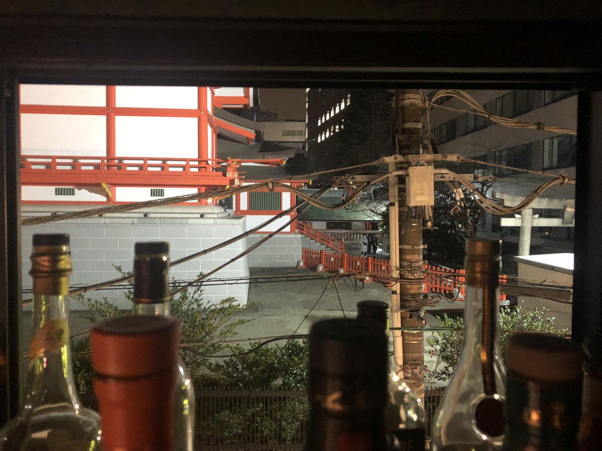barHIDE2's tweet photo. ゴールデン街、花園神社に
雪と三味線が鳴り響きました。

春陽先生もご満悦です。 https://t.co/KG4tsxL8HA