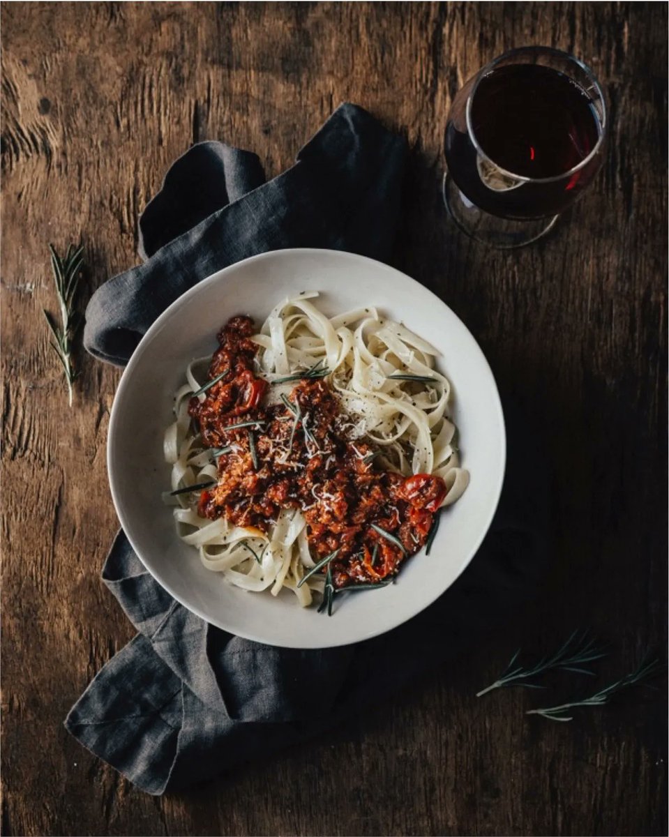Probieren Sie ein Ragout aus Linsen und sonnengetrockneten Tomaten, gepaart mit Château de La Dauphine, einem Rotwein mit Merlot-Dominanz aus Fronsac. Kräftig mit großer Fruchtkonzentration kann es diesem Gericht problemlos Paroli bieten. Noten von Cassis und Zeder