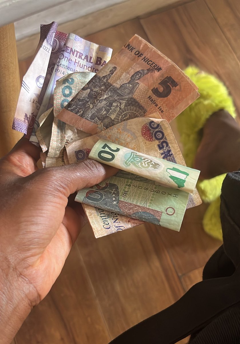 Hauwa_L's tweet photo. Sincerely, my budget for the rest of this January is this 825 Naira. How can I spend it? https://t.co/2QlSGNVIGU