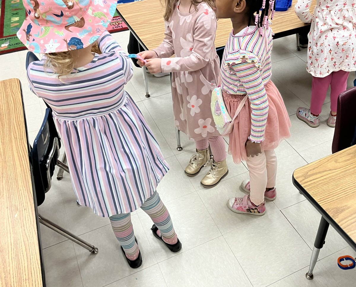 ParaProse's tweet photo. Non-uniform days are my favorite because all of my girls are so stylish. #PurseFirst https://t.co/DV4E9Kr6m2