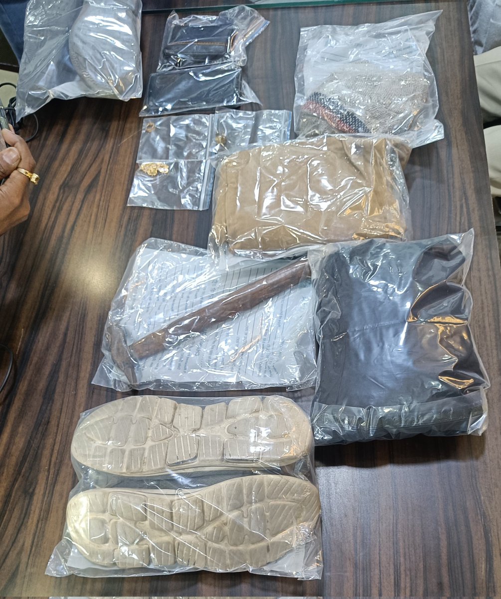 bulandshahrpol's tweet photo. थाना अगौता क्षेत्रान्तर्गत ग्राम अकबरपुर रैना में हुए सतबीरी हत्याकांड का सफल अनावरण, एक अभियुक्त आलाकत्ल सहित गिरफ्तार।
वरिष्ठ पुलिस अधीक्षक श्री श्लोक कुमार https://t.co/eqMucxg2iY