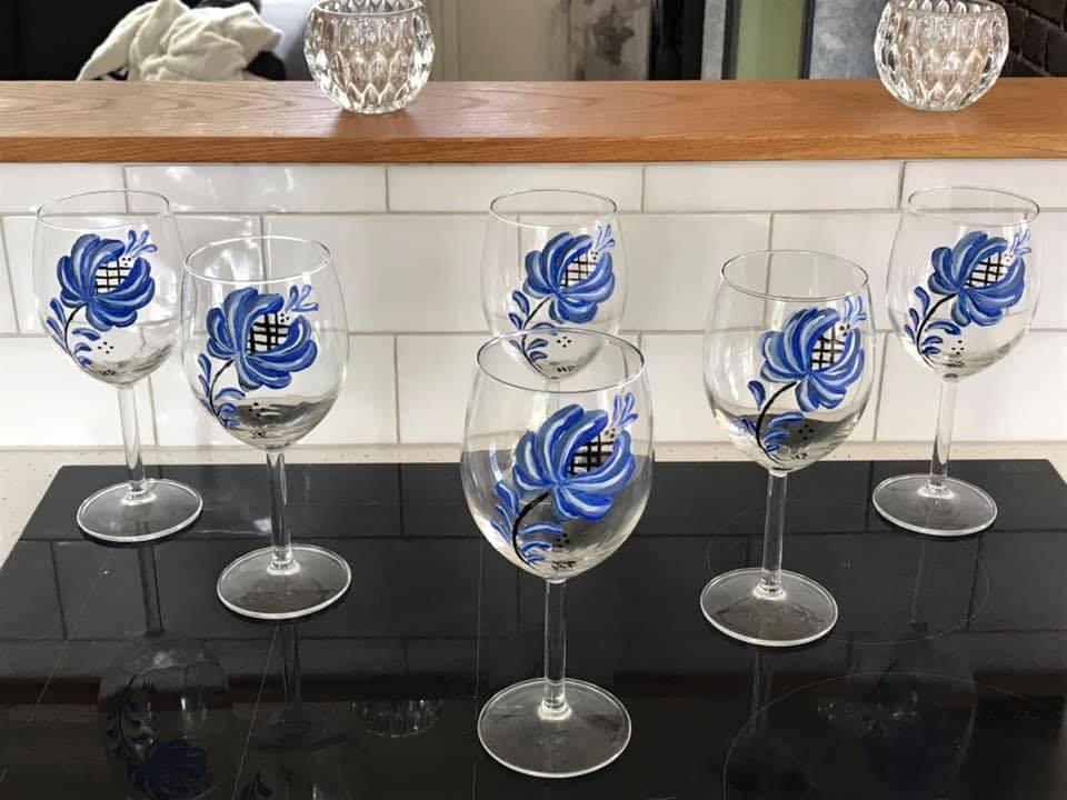 HepeP's tweet photo. jag har en lite hobby, att mÄla glas, det Àr sÄ otroligt roligt och de Àr ju lite unika dÄ inget Àr den andra lik.
#hobby #sverige #skryt #kul #vinglas https://t.co/CJtGFYW1yM