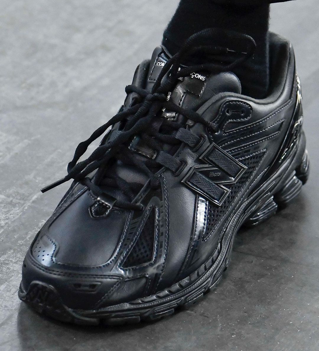 33Degres's tweet photo. Trois New Balance 1906R x Comme Des Garçons ont été dévoilées à la Paris Fashion Week 🖤 https://t.co/vZoVFI8I9B