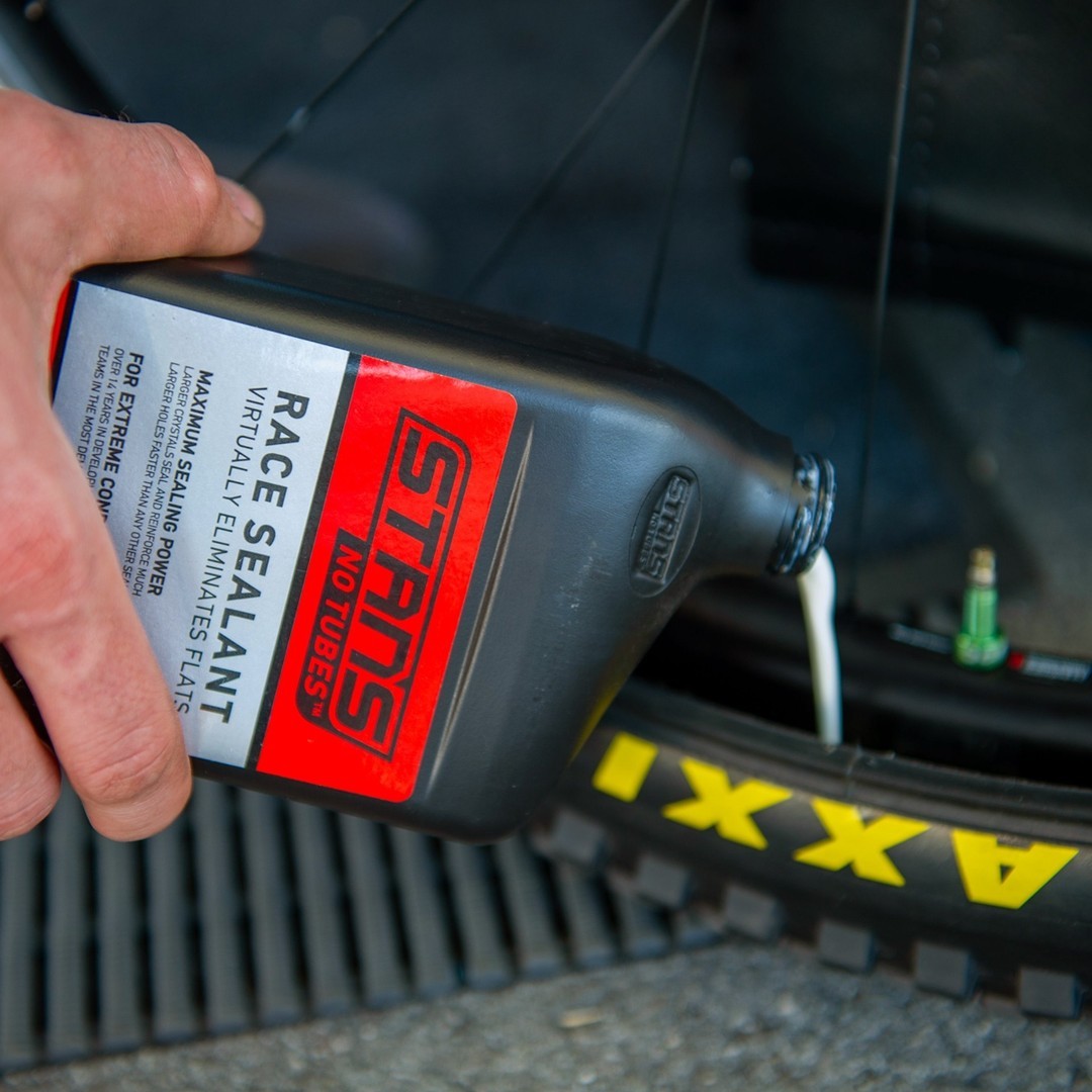 PROPARTS3's tweet photo. Apenas 59ml selante Stan's NoTubes em um pneu padrão convertido ou pneu tubeless podem reparar furos de até 6,3mm quase que instantaneamente para mantê-lo rolando.
#Stansnotubes #onlystans #Proparts #MarcasFortes https://t.co/Jbg6zXHpjn