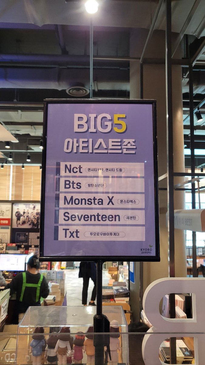 friedchaekyun's tweet photo. yo mx is considered big 5 in SK holy shit https://t.co/q37zTvKvRB
