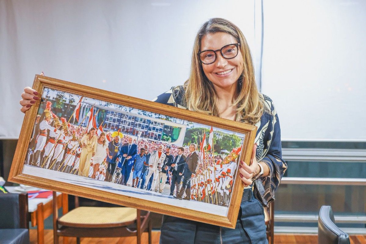 JanjaLula's tweet photo. A alegria tomou posse e o povo brasileiro voltou a se sentir representado! O registro desse dia histórico, feito pelo @ricardostuckert, ganhou moldura e agora vai para uma parede especial aqui no Planalto. ❤️

📸 Claudio Kbene https://t.co/W20Z8sOLQ7