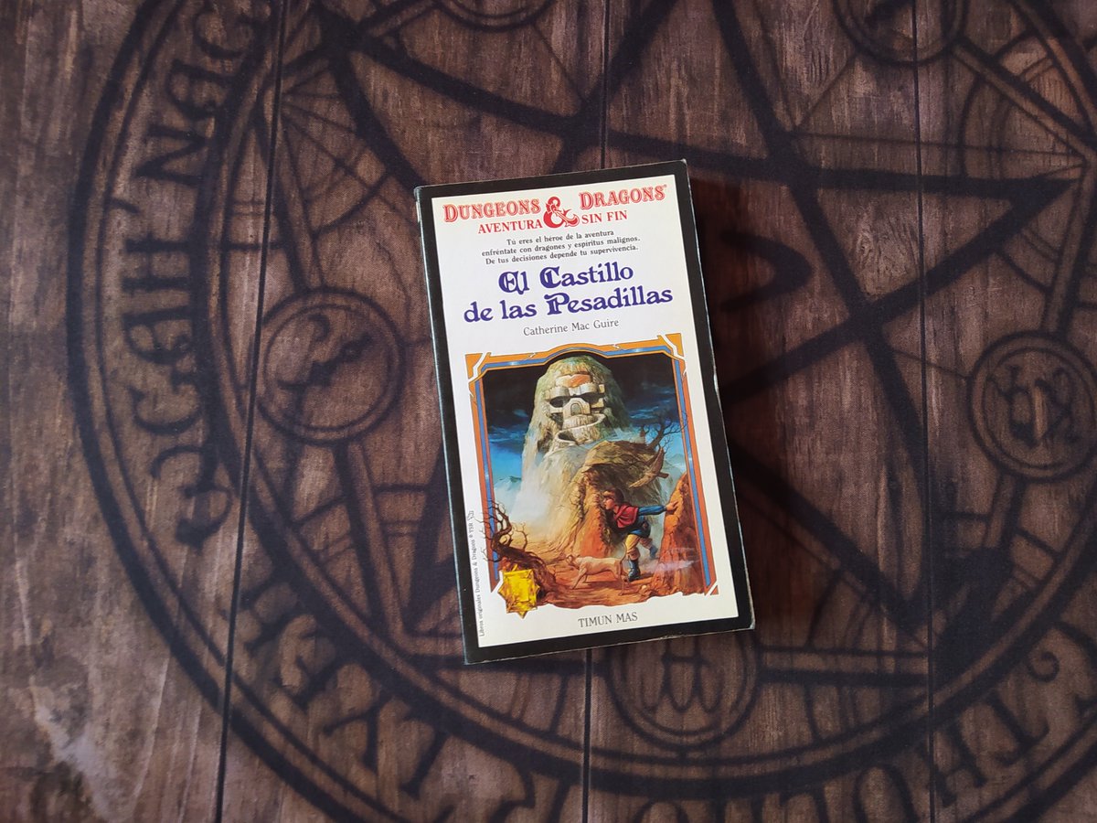 Este es 'Dungeons & Dragons 10 - El Castillo de las Pesadillas' una genial aventura para llevar a cualquier parte 💀 Publicado en 1985.
#libros #librojuegos #libroaventura #readaddict #bookpic #gamebook #hiperficción #DungeonsDragons #dungeonsanddragons  #coleccionismo