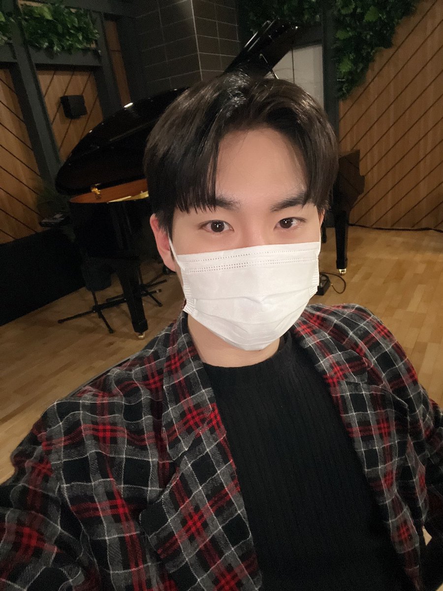 Image for [📢] Pentagon Shinwon: EBS FM <Pentagon's Radio at Night> broadcast announcement In a little while at 10:00, the 469th night of Radio at Night with Gordy 🍫 begins! Penbamra K-POP Lecture OPEN 💙 Gather all the little ones who want to listen with Gordy 🐰 ✔ You can listen through EBS FM 104.5MHz or Bandi APP. PENTAGON SHINWON https://t.co/TZTIw3uBLm