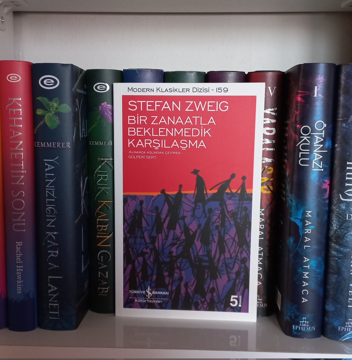 Çünkü hırsız iki ay sonra hakim karşısına çıktığında değil, hırsızlık yaptığı anda hırsızdır, tıpkı bir şairin bir­ kaç yıl sonra eline mikrofonu alıp şiirini okurken değil de, şiirini yaratma sürecinde şair olması gibi, suçlu da suçunu işlediği sırada suçludur.