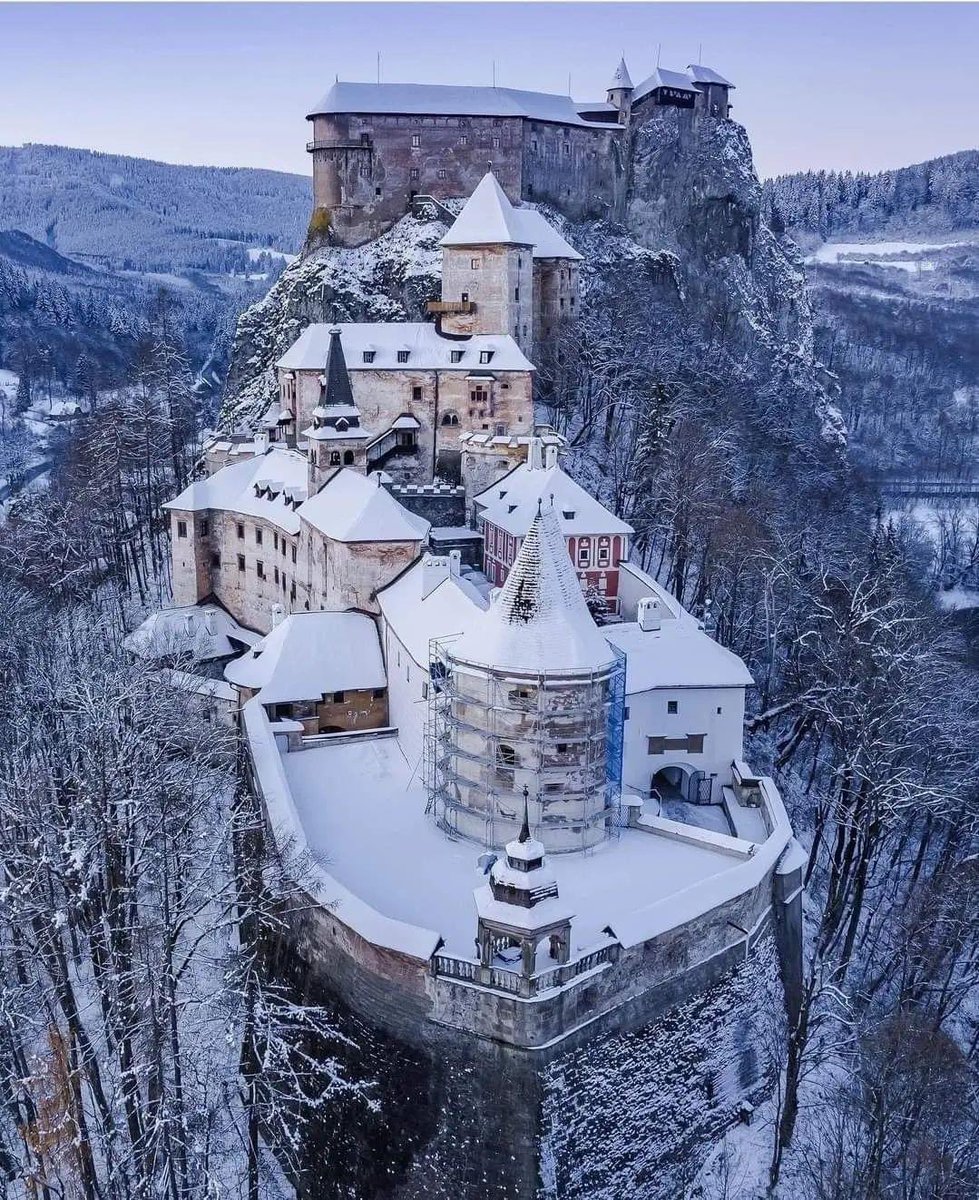 ThisIsSlovakia_'s tweet photo. The iconic #OravaCastle in winter. The #castle is really huge, and full of things to see. It's placed on a rocky hill, and it has several expositions inside (archeological #museum, natural history museum, etc). #ThisIsSlovakia #traveltips #beauty #europe
📸 Juraj Bednarik https://t.co/1Z6HhRHT7b