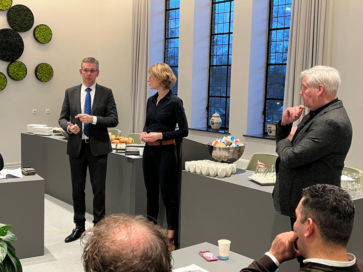 CarolinedePee's tweet photo. Vanochtend de commerciële club De Wâlden ontvangen met een ontbijt op het gemeentehuis. Samen met @JeroenGebben gesproken over oa de regionale samenwerking, de uitdagingen en economische speerpunten. Mooi gesprek en ook gezellig met elkaar! https://t.co/nqMnanzVXL https://t.co/zxVJAnySKA