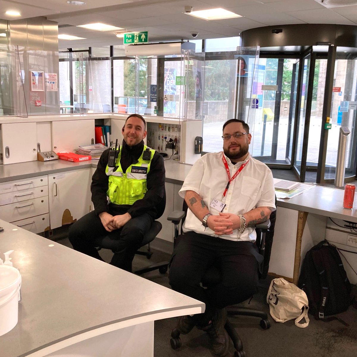 UEALibrary's tweet image. Introducing our Helpdesk and Security teams! 

👉 Find our Helpdesk team on Floor 0, or get in touch via email, phone or live chat. 

👉 Our friendly security guards man the reception desk and are available 24/7. 

There&apos;s always someone at the Library to help 😍

#LibraryTeam