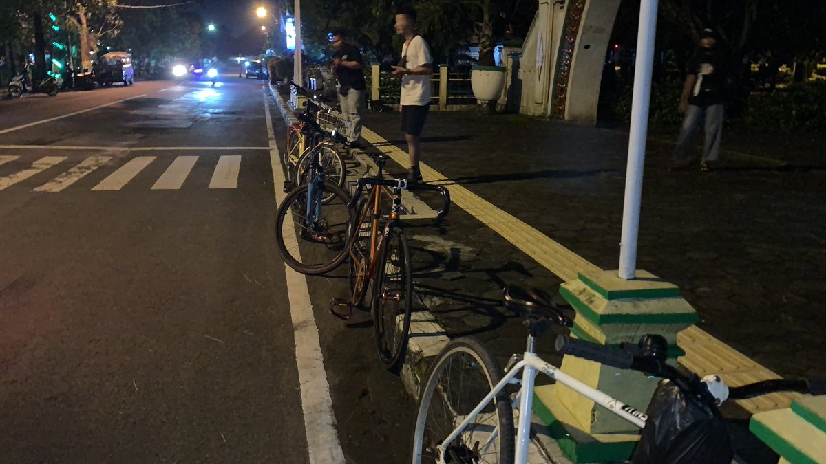 Langsung merapat depan rumdin fren