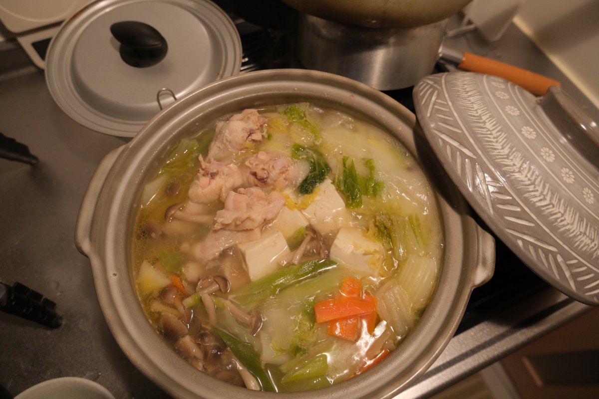 oguto11's tweet photo. 今日の晩ごはん鍋でした。創味シャンタンと和風だしといろいろ調味料入れてます。ショウガと玉ねぎ足りなかったけど、元料理人のリスナーさんにご助言いただきながら美味しいのできました。ブチギレせずにちゃんと作れました。Umai!
#自炊 #selfcatering #japanesehotpot
https://t.co/BH8OjMG7Ux https://t.co/YwNZbj6s6J
