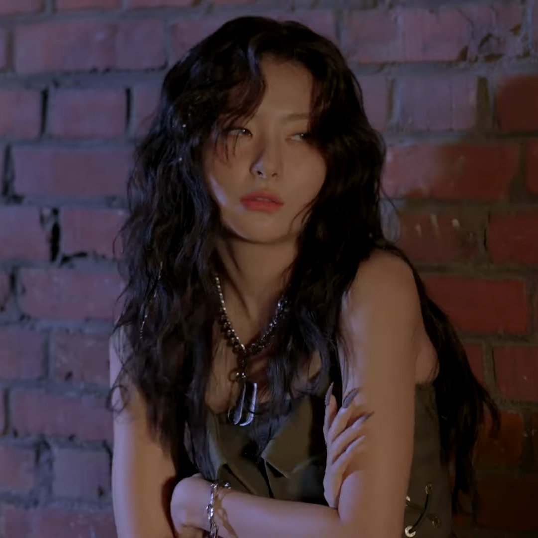seulpictures's tweet photo. seulgi with curly hair https://t.co/W9GmOYe5Ge