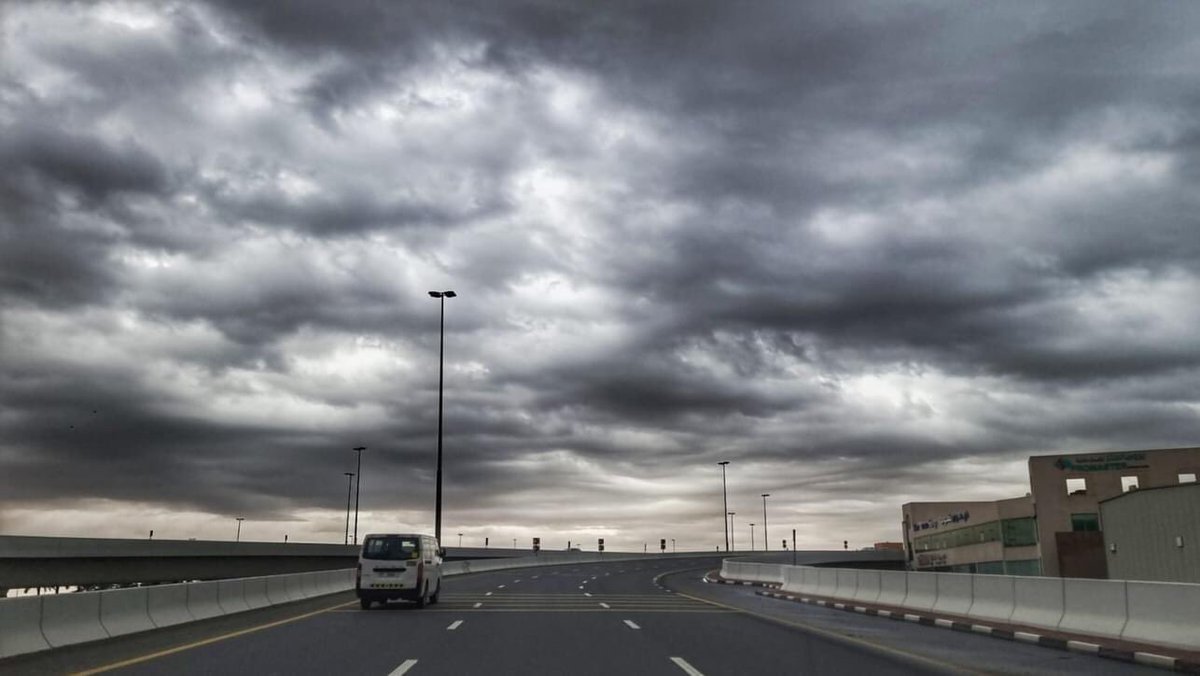 brightspark_T's tweet photo. Rain In DUBAI #Dubai https://t.co/XaYzv4Rmf6