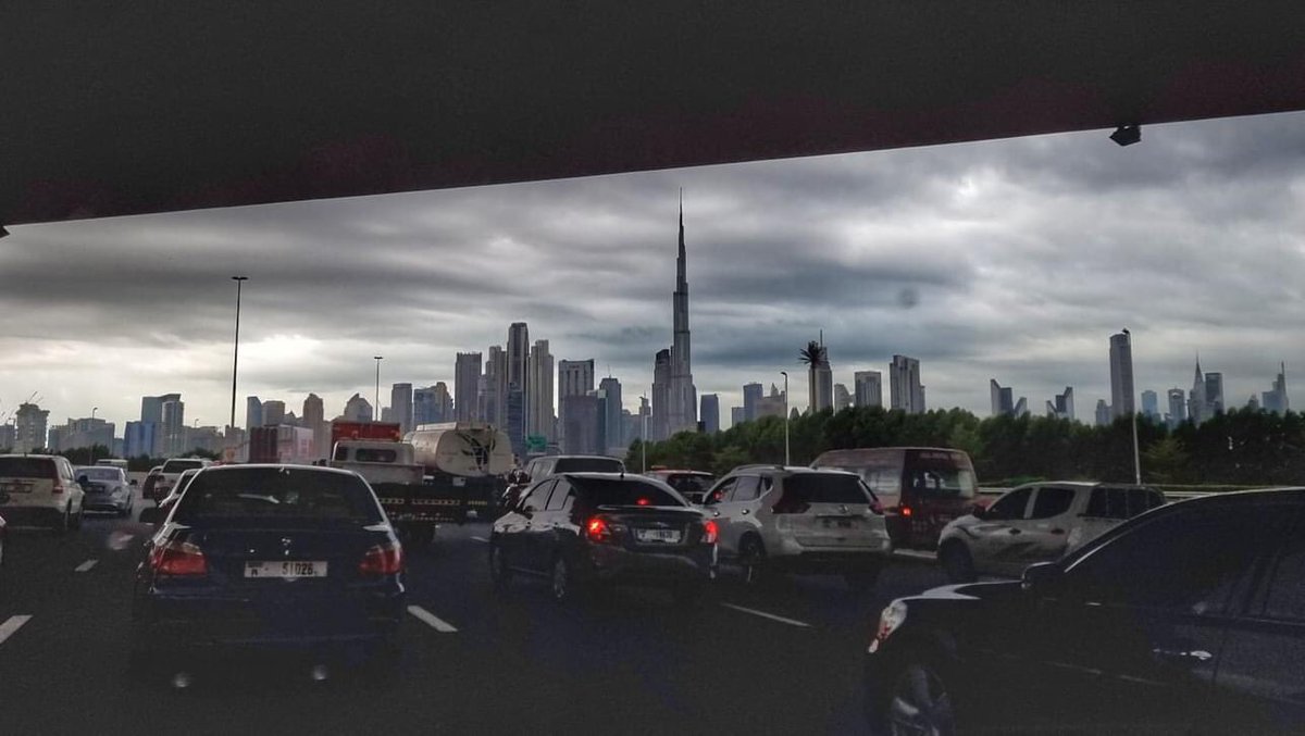 brightspark_T's tweet photo. Rain In DUBAI #Dubai https://t.co/XaYzv4Rmf6