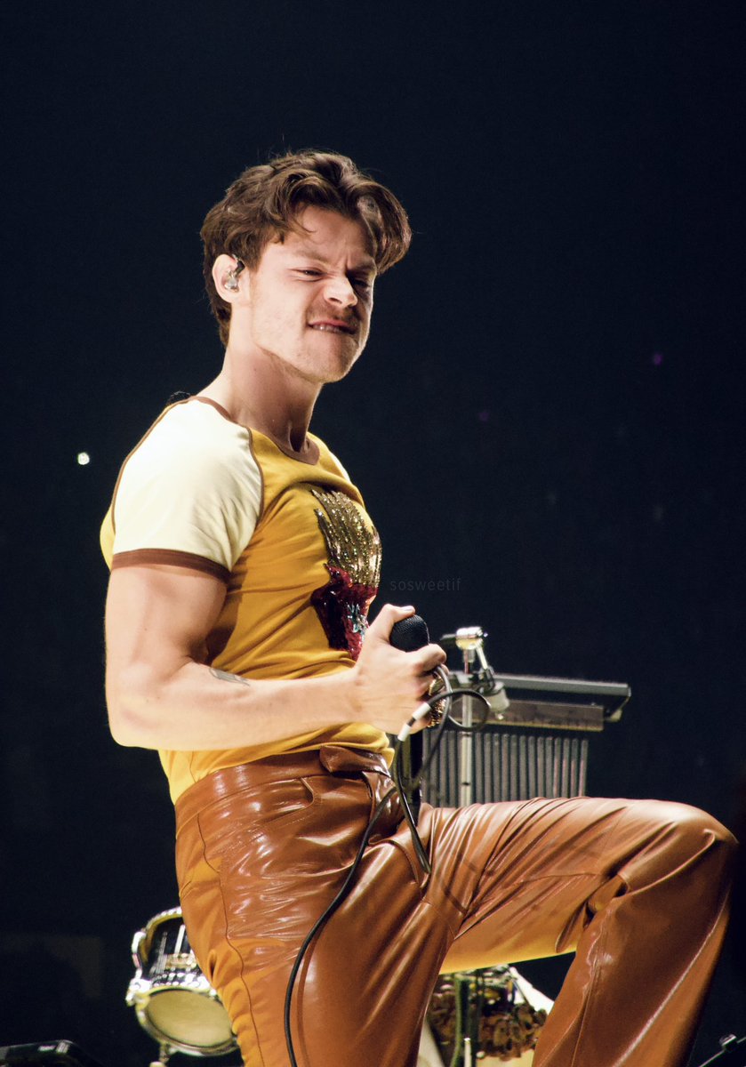 hsdaily's tweet image. Harry on stage at The Forum in Inglewood, CA - January 26 

📸 @sosweetif