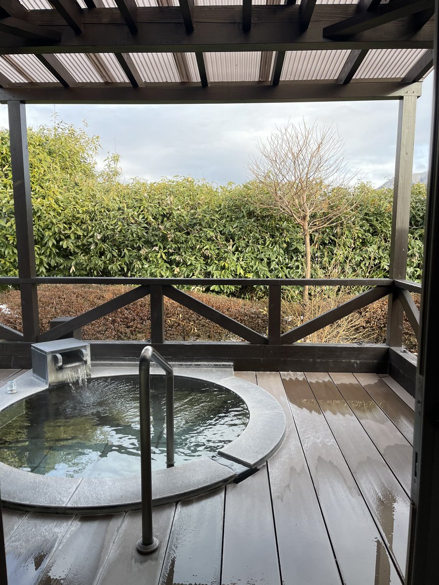 Fujip_10's tweet photo. 10年に一度の大寒波の影響もあり旅にアクシデントはつきものだと実感😓☃️

眺めもよくて美味しいご飯に、温泉に、たわいのない話に、初めての家族旅行満喫できた二日間♨️ 
明日から切り替えていこう💪
#onsen #travel #yufuin #福岡 #大分 #温泉旅行 #客室露天風呂 #由布院 https://t.co/yojqqVlMHy