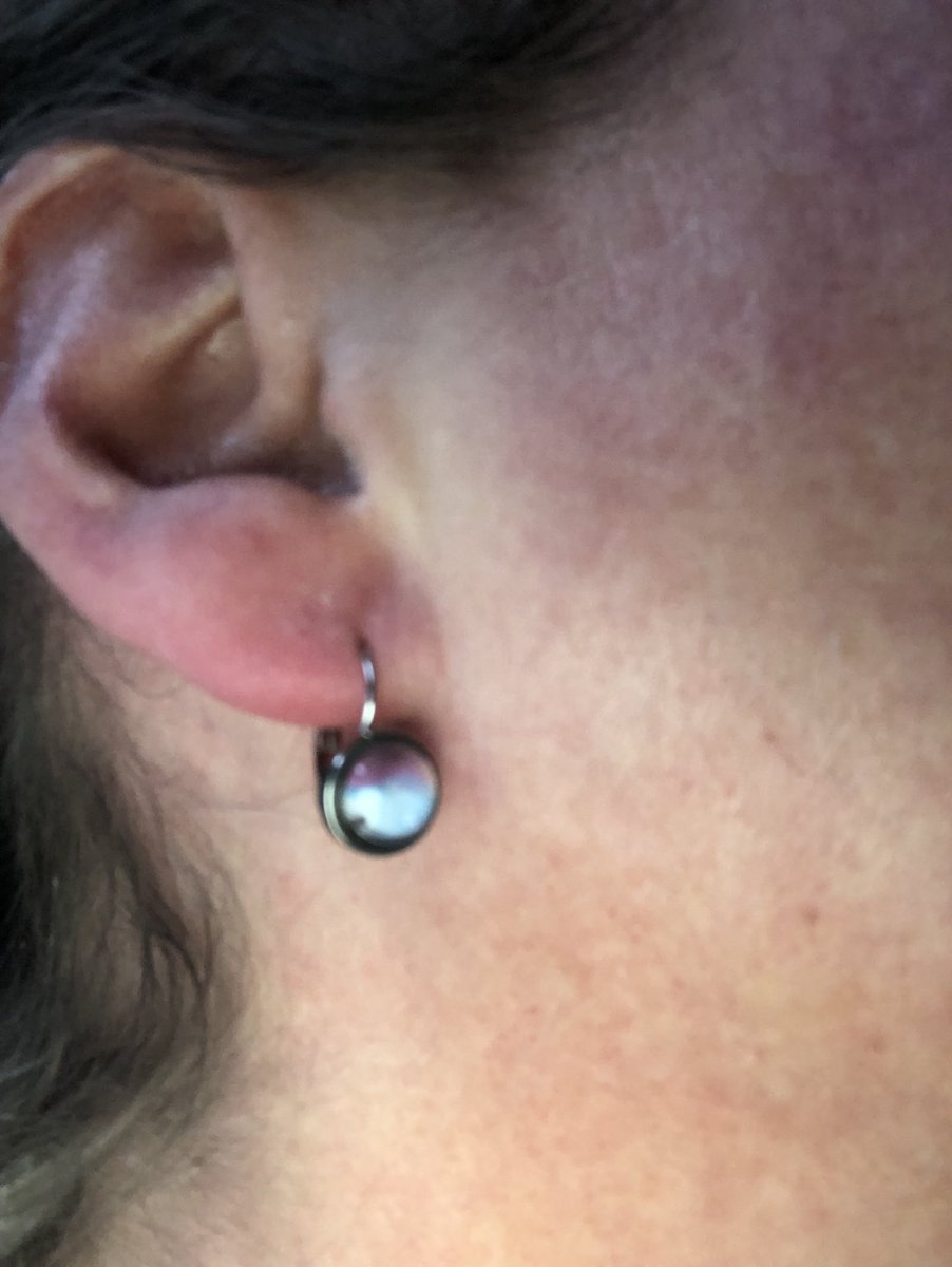 Jaaaa! Mijn oorbellen van ⁦<a href="/artbydaan/">Daniëlle 💍 🎨 (D✤L) ♐️</a>⁩ zijn binnen (en in). Heel blij mee!