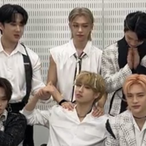 jilixcontent's tweet photo. cant keep his hands off sung (i understand lix it’s okay) https://t.co/JSbENnDpnS