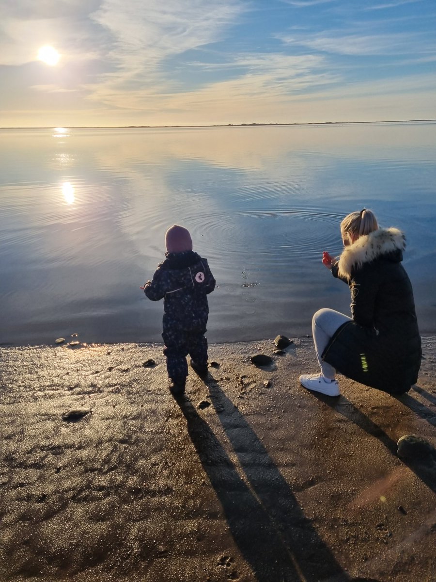 birgit_loof's tweet photo. Smuk dag ved Hjerting/Esbjerg med mine to piger❤️🤗
En sjælden vindstille og smuk dag #Hjerting #datter #barnebarn https://t.co/lXBa0iR6E3