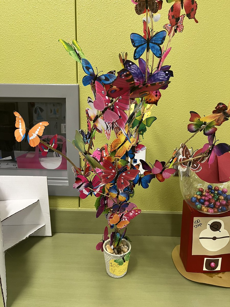 AshleyFredo's tweet photo. Getting ready for our 100th day parade! @DVISD_NCES https://t.co/Fg3bIeiPHc