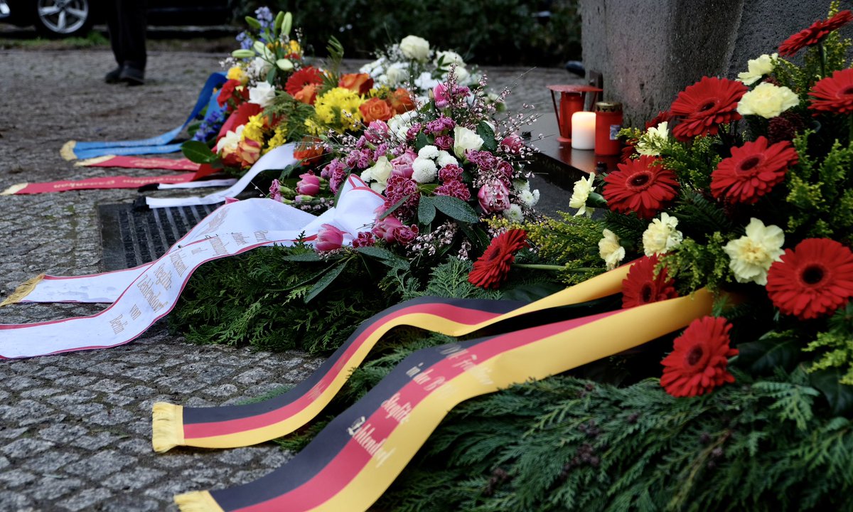 Im Anschluss fand eine #Kranzniederlegung am #Mahnmal der Säule der Gefangenen in #Lichterfelde auf dem Gelände des ehemaligen KZ-Außenlagers statt.

#NieWieder #HolocaustRemembranceDay #WeRemember #BVVsz #SteZe