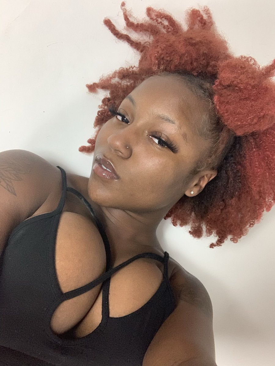 zbarbieee1's tweet photo. @imtheprincessj @nuskifrm49th Definitely one of my fave accessories. They tripping😒 https://t.co/AvXFKmb1dQ