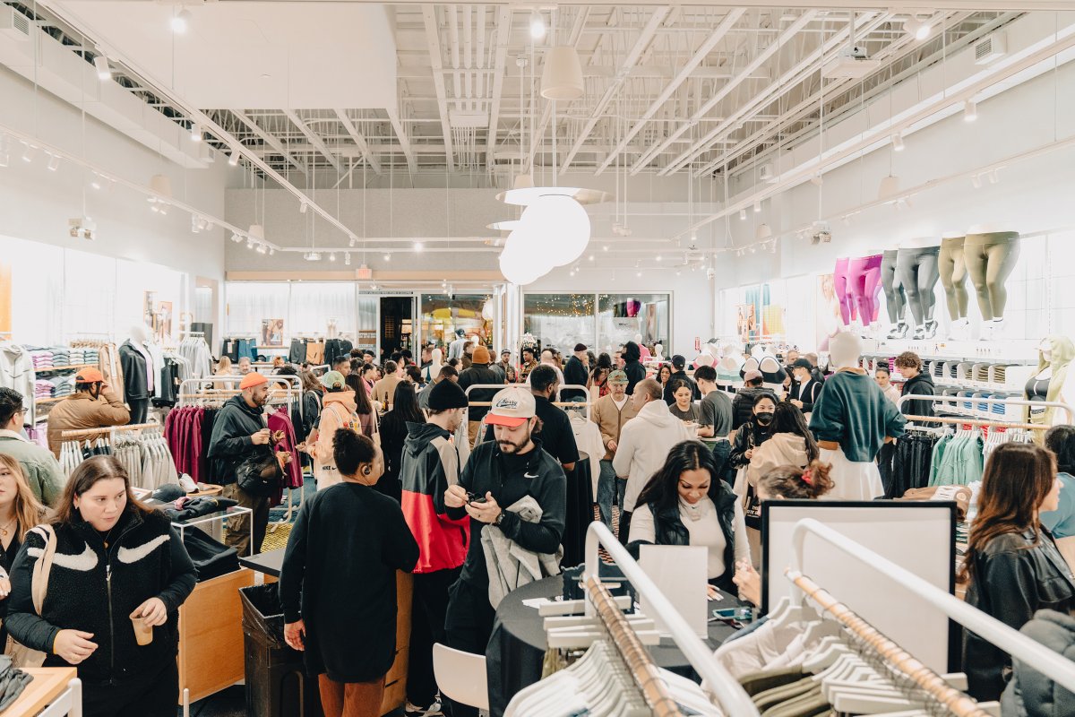 obe95's tweet photo. OBE is excited to help introduce @NikeLA's newest retail store, #NikebyElSegundo. Wednesday’s preview had members engaged and ready to shop! Thanks to our partners for helping make the experience special and launch El Segundo the right way. #OBEWork #ExperientialMarketing #Nike https://t.co/B8HgUregQ8