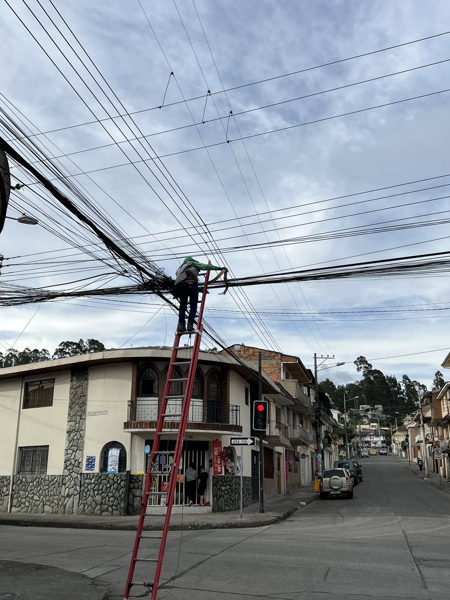jsebc11's tweet photo. @pedropalaciosu @emac_ep @MunicipioCuenca @centrosur_ec Cuando se harán cargo de esto? Pasa en todas las calles de cuenca. Es inaceptable tener esa cantidad de claves cruzados en las calles. ¡Hagan algo! https://t.co/XgxqT7YPp8