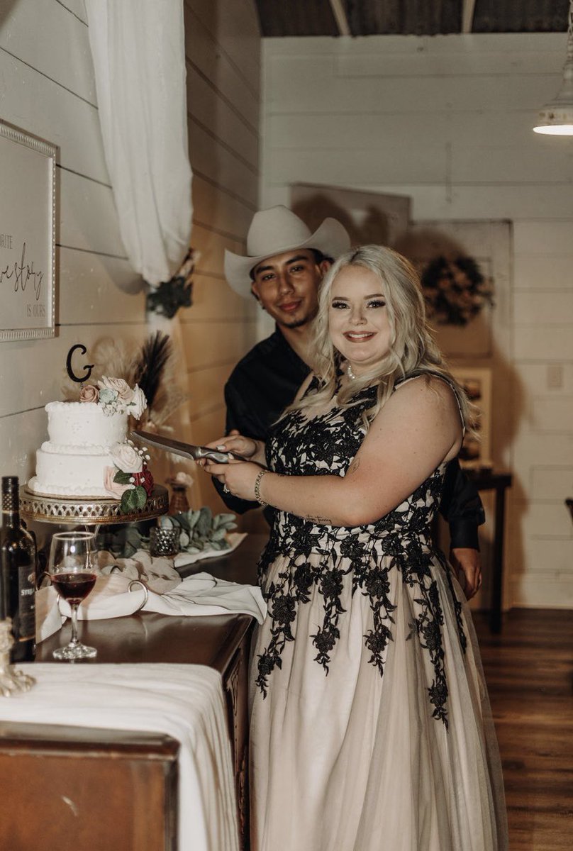 blackwell_ginny's tweet photo. if you look closely you can see him contemplating putting that cake up my nose🥲
1•7•23🤍 https://t.co/rJBbpZjBBP
