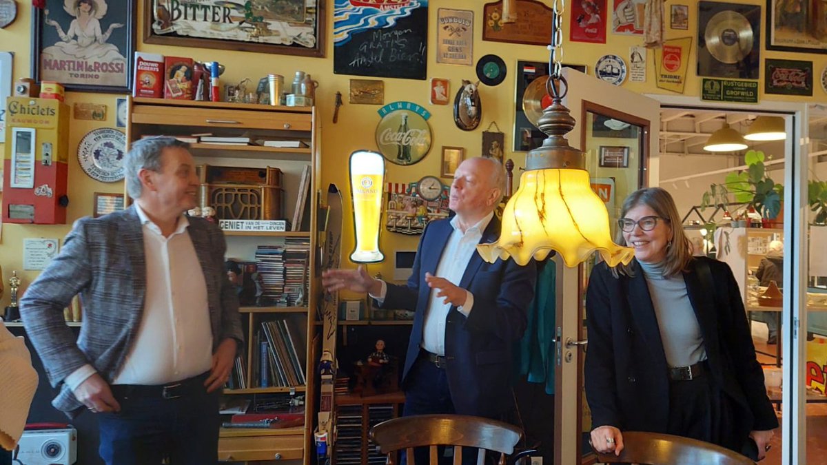 ‘De buurt erin en de zorg eruit.’ Dat is het motto van Liv Inn, appartementencomplex van woningcorporatie voor #ouderen <a href="/Habion/">Habion</a>. Wat een inspirerend voorbeeld van #dementievriendelijk wonen! Wij gingen er op bezoek met Tweede Kamerlid <a href="/Harry_Bevers/">Harry Bevers</a> van de <a href="/VVD/">VVD</a>. #dementiebelang