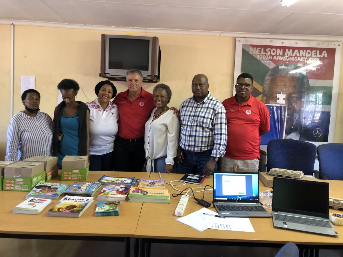 futballinggirls's tweet photo. 26 January 2023 School
———Patogeng Primary school——-
Thank you for welcoming us and allowing us to contribute your schools foundation phase reading programme and library 🙏🏽
#FutballingGirlsNPO
#LearnToReadReadToLearn https://t.co/Qa4onT2Ykd