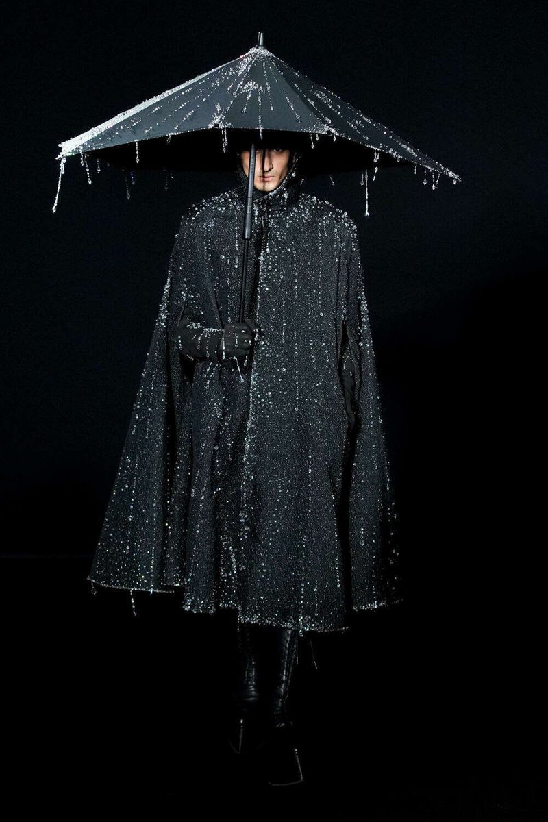honsooI's tweet photo. i just cannot get over the ‘getting stuck in the rain’ piece from robert wun’s couture debut, like get into the DETAILS https://t.co/2iuHQJZumw